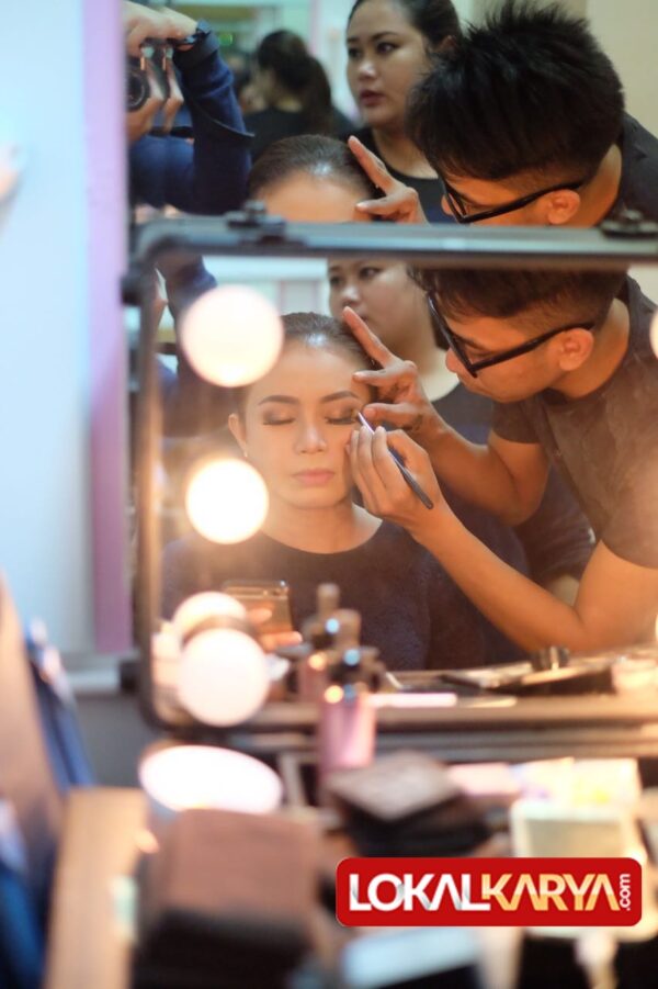 MakeUp  Artist for The Year asal Jember
